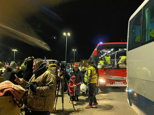 Der Bus bringt die Geflüchteten zur Sammelstelle. Ein Fernseh-Team begleitet die Menschen. | Foto: Brinkmann