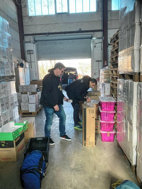 Die Hilfsgüter müssen sortiert werden. | Foto: Brinkmann
