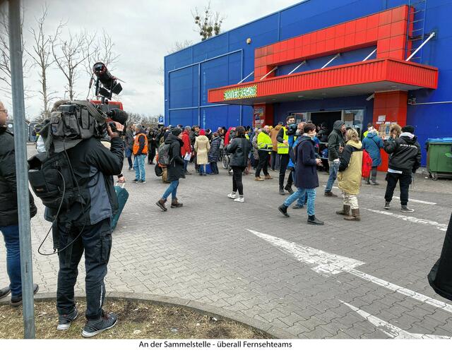 Fernseh-Teams an der Sammelstelle. | Foto: Brinkmann