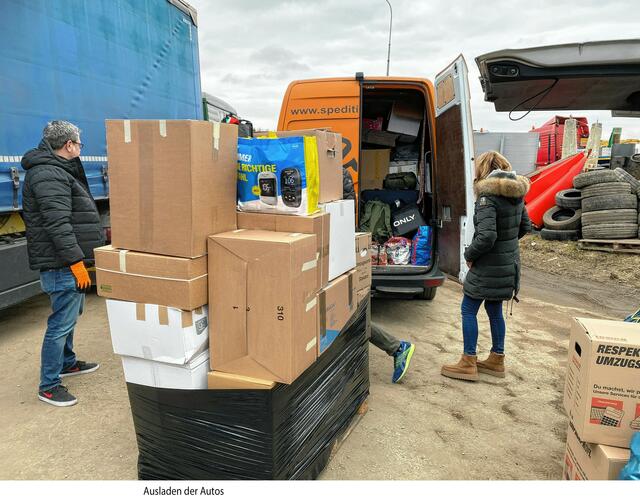 Ausladen der Autos. | Foto: Brinkmann