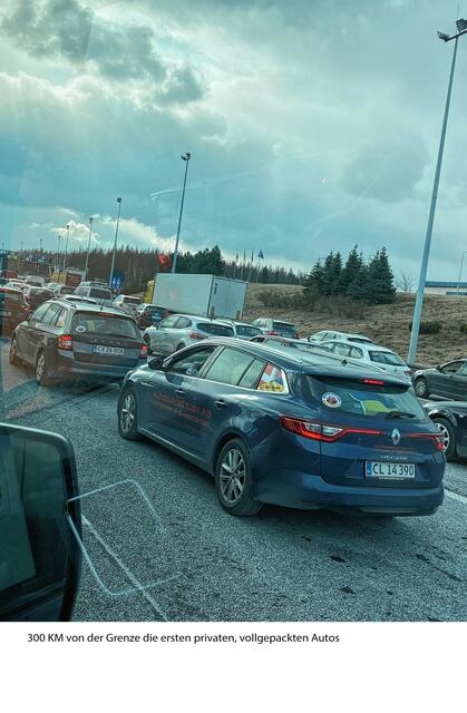 300 Kilometer vor der Grenze die ersten privaten, vollgepackten Autos. | Foto: Brinkmann