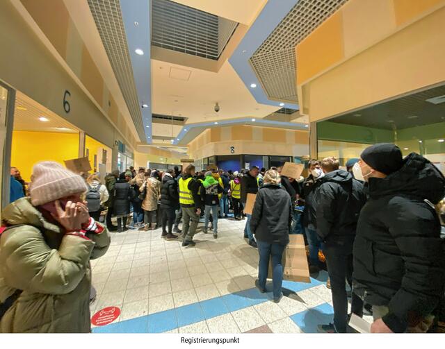 In Polen angekommen müssen sich Helfer registrieren. | Foto: Brinkmann