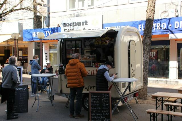 Viele Blumen, ein verkaufsoffener Sonntag und zahlreiche Besucher läuten aktuell den Frühling in Gevelsberg ein. Noch bis 18 Uhr sind heute in der Mittelstraße und in der Fußgängerzone viele Stände, Aktionen und eine Autoshow zu erleben.  | Foto: Patrick Jost