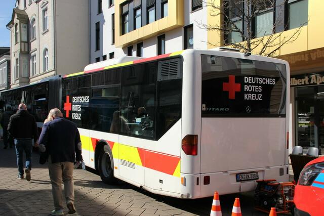 Viele Blumen, ein verkaufsoffener Sonntag und zahlreiche Besucher läuten aktuell den Frühling in Gevelsberg ein. Noch bis 18 Uhr sind heute in der Mittelstraße und in der Fußgängerzone viele Stände, Aktionen und eine Autoshow zu erleben.  | Foto: Patrick Jost