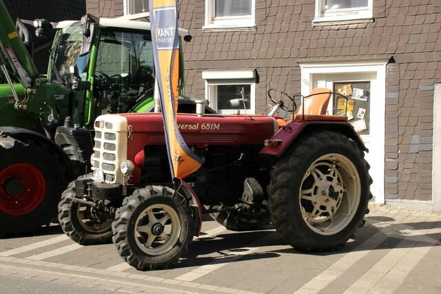 Viele Blumen, ein verkaufsoffener Sonntag und zahlreiche Besucher läuten aktuell den Frühling in Gevelsberg ein. Noch bis 18 Uhr sind heute in der Mittelstraße und in der Fußgängerzone viele Stände, Aktionen und eine Autoshow zu erleben.  | Foto: Patrick Jost