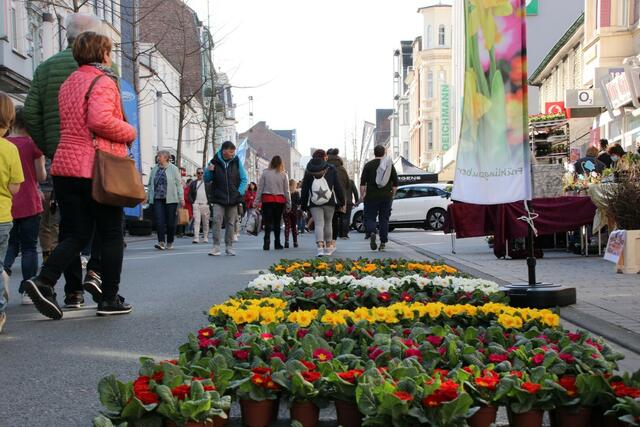 Viele Blumen, ein verkaufsoffener Sonntag und zahlreiche Besucher läuten aktuell den Frühling in Gevelsberg ein. Noch bis 18 Uhr sind heute in der Mittelstraße und in der Fußgängerzone viele Stände, Aktionen und eine Autoshow zu erleben.  | Foto: Patrick Jost