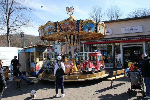 Viele Blumen, ein verkaufsoffener Sonntag und zahlreiche Besucher läuten aktuell den Frühling in Gevelsberg ein. Noch bis 18 Uhr sind heute in der Mittelstraße und in der Fußgängerzone viele Stände, Aktionen und eine Autoshow zu erleben.  | Foto: Patrick Jost