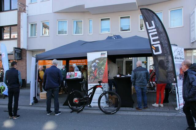 Viele Blumen, ein verkaufsoffener Sonntag und zahlreiche Besucher läuten aktuell den Frühling in Gevelsberg ein. Noch bis 18 Uhr sind heute in der Mittelstraße und in der Fußgängerzone viele Stände, Aktionen und eine Autoshow zu erleben.  | Foto: Patrick Jost