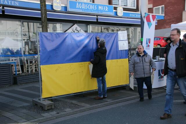Viele Blumen, ein verkaufsoffener Sonntag und zahlreiche Besucher läuten aktuell den Frühling in Gevelsberg ein. Noch bis 18 Uhr sind heute in der Mittelstraße und in der Fußgängerzone viele Stände, Aktionen und eine Autoshow zu erleben.  | Foto: Patrick Jost