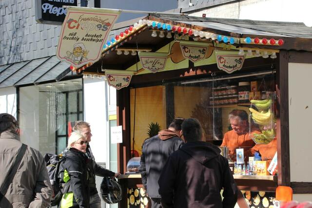 Viele Blumen, ein verkaufsoffener Sonntag und zahlreiche Besucher läuten aktuell den Frühling in Gevelsberg ein. Noch bis 18 Uhr sind heute in der Mittelstraße und in der Fußgängerzone viele Stände, Aktionen und eine Autoshow zu erleben.  | Foto: Patrick Jost