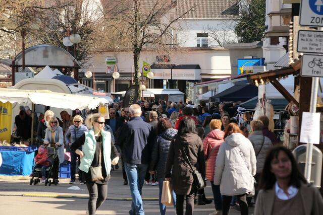 Viele Blumen, ein verkaufsoffener Sonntag und zahlreiche Besucher läuten aktuell den Frühling in Gevelsberg ein. Noch bis 18 Uhr sind heute in der Mittelstraße und in der Fußgängerzone viele Stände, Aktionen und eine Autoshow zu erleben.  | Foto: Patrick Jost
