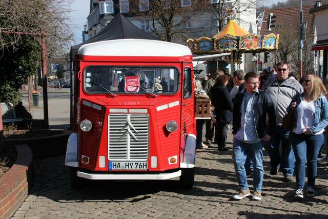 Viele Blumen, ein verkaufsoffener Sonntag und zahlreiche Besucher läuten aktuell den Frühling in Gevelsberg ein. Noch bis 18 Uhr sind heute in der Mittelstraße und in der Fußgängerzone viele Stände, Aktionen und eine Autoshow zu erleben.  | Foto: Patrick Jost