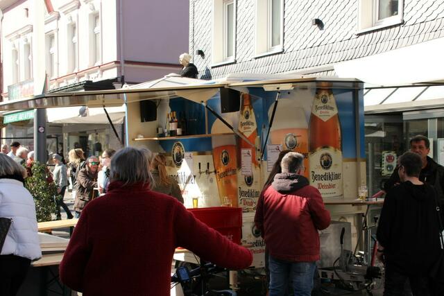 Viele Blumen, ein verkaufsoffener Sonntag und zahlreiche Besucher läuten aktuell den Frühling in Gevelsberg ein. Noch bis 18 Uhr sind heute in der Mittelstraße und in der Fußgängerzone viele Stände, Aktionen und eine Autoshow zu erleben.  | Foto: Patrick Jost