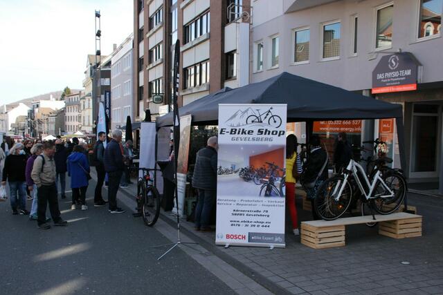Viele Blumen, ein verkaufsoffener Sonntag und zahlreiche Besucher läuten aktuell den Frühling in Gevelsberg ein. Noch bis 18 Uhr sind heute in der Mittelstraße und in der Fußgängerzone viele Stände, Aktionen und eine Autoshow zu erleben.  | Foto: Patrick Jost