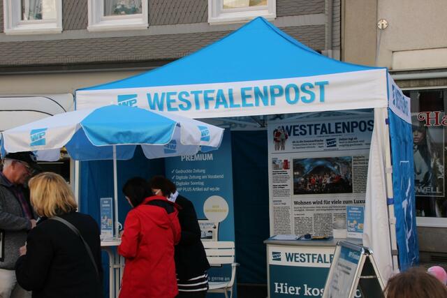 Viele Blumen, ein verkaufsoffener Sonntag und zahlreiche Besucher läuten aktuell den Frühling in Gevelsberg ein. Noch bis 18 Uhr sind heute in der Mittelstraße und in der Fußgängerzone viele Stände, Aktionen und eine Autoshow zu erleben.  | Foto: Patrick Jost
