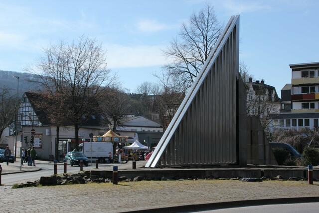 Viele Blumen, ein verkaufsoffener Sonntag und zahlreiche Besucher läuten aktuell den Frühling in Gevelsberg ein. Noch bis 18 Uhr sind heute in der Mittelstraße und in der Fußgängerzone viele Stände, Aktionen und eine Autoshow zu erleben.  | Foto: Patrick Jost