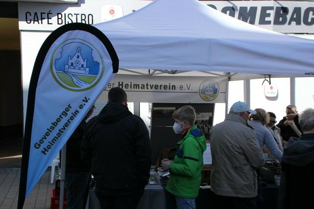 Viele Blumen, ein verkaufsoffener Sonntag und zahlreiche Besucher läuten aktuell den Frühling in Gevelsberg ein. Noch bis 18 Uhr sind heute in der Mittelstraße und in der Fußgängerzone viele Stände, Aktionen und eine Autoshow zu erleben.  | Foto: Patrick Jost