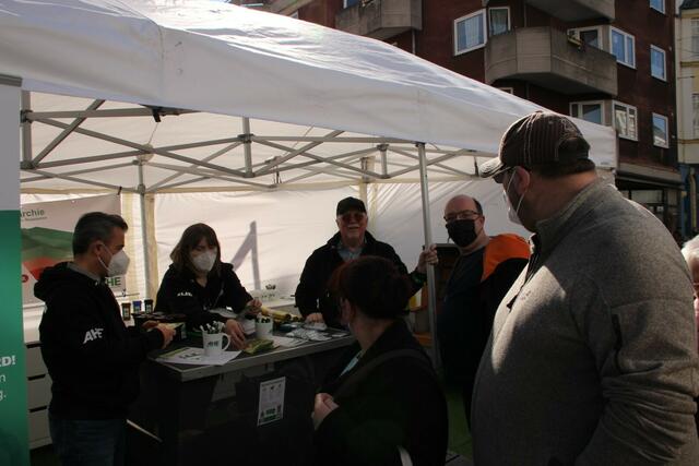 Viele Blumen, ein verkaufsoffener Sonntag und zahlreiche Besucher läuten aktuell den Frühling in Gevelsberg ein. Noch bis 18 Uhr sind heute in der Mittelstraße und in der Fußgängerzone viele Stände, Aktionen und eine Autoshow zu erleben.  | Foto: Patrick Jost
