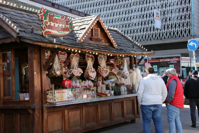 Viele Blumen, ein verkaufsoffener Sonntag und zahlreiche Besucher läuten aktuell den Frühling in Gevelsberg ein. Noch bis 18 Uhr sind heute in der Mittelstraße und in der Fußgängerzone viele Stände, Aktionen und eine Autoshow zu erleben.  | Foto: Patrick Jost