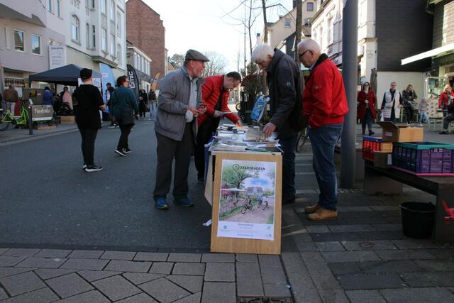 Der Frühling ist da, man kann wieder in kurzer Hose aufs Fahrrad. Über Radwege, E-Bikes wurde auf dem Gevelsberger Frühling genauso informiert, wie über die Natur und ganz vielen Autos. 
Blumen im Stadtbild, ein verkaufsoffener Sonntag und zahlreiche Besucher läuten aktuell den Frühling in Gevelsberg ein. Noch bis 18 Uhr sind heute in der Mittelstraße und in der Fußgängerzone viele Stände, Aktionen und eine Autoshow zu erleben.  | Foto: Patrick Jost