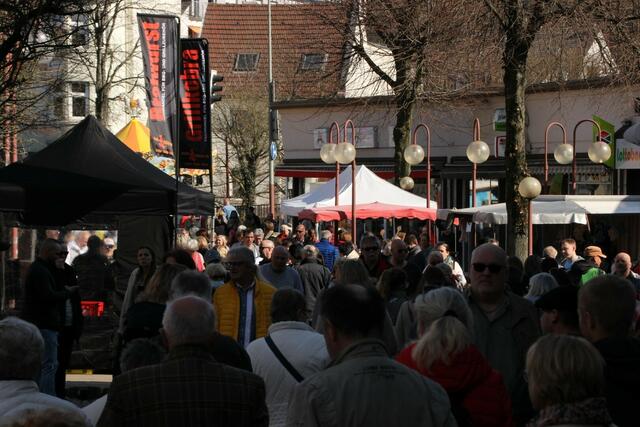 Viele Blumen, ein verkaufsoffener Sonntag und zahlreiche Besucher läuten aktuell den Frühling in Gevelsberg ein. Noch bis 18 Uhr sind heute in der Mittelstraße und in der Fußgängerzone viele Stände, Aktionen und eine Autoshow zu erleben.  | Foto: Patrick Jost