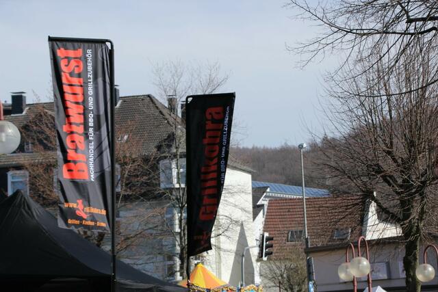 Viele Blumen, ein verkaufsoffener Sonntag und zahlreiche Besucher läuten aktuell den Frühling in Gevelsberg ein. Noch bis 18 Uhr sind heute in der Mittelstraße und in der Fußgängerzone viele Stände, Aktionen und eine Autoshow zu erleben.  | Foto: Patrick Jost