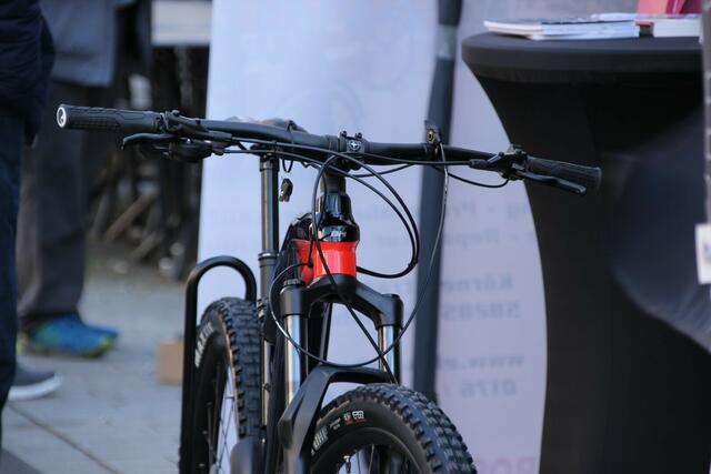 Viele Blumen, ein verkaufsoffener Sonntag und zahlreiche Besucher läuten aktuell den Frühling in Gevelsberg ein. Noch bis 18 Uhr sind heute in der Mittelstraße und in der Fußgängerzone viele Stände, Aktionen und eine Autoshow zu erleben.  | Foto: Patrick Jost