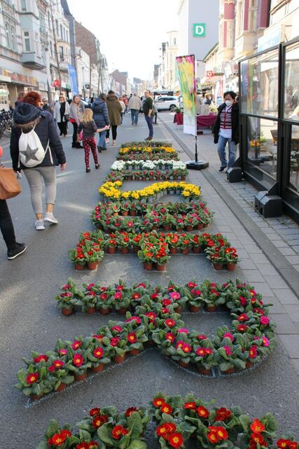 Viele Blumen, ein verkaufsoffener Sonntag und zahlreiche Besucher läuten aktuell den Frühling in Gevelsberg ein. Noch bis 18 Uhr sind heute in der Mittelstraße und in der Fußgängerzone viele Stände, Aktionen und eine Autoshow zu erleben.  | Foto: Patrick Jost