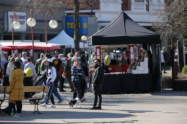 Viele Blumen, ein verkaufsoffener Sonntag und zahlreiche Besucher läuten aktuell den Frühling in Gevelsberg ein. Noch bis 18 Uhr sind heute in der Mittelstraße und in der Fußgängerzone viele Stände, Aktionen und eine Autoshow zu erleben.  | Foto: Patrick Jost