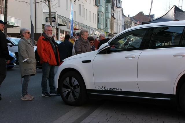 Viele Blumen, ein verkaufsoffener Sonntag und zahlreiche Besucher läuten aktuell den Frühling in Gevelsberg ein. Noch bis 18 Uhr sind heute in der Mittelstraße und in der Fußgängerzone viele Stände, Aktionen und eine Autoshow zu erleben.  | Foto: Patrick Jost