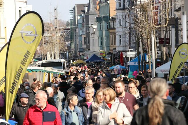 Viele Blumen, ein verkaufsoffener Sonntag und zahlreiche Besucher läuten aktuell den Frühling in Gevelsberg ein. Noch bis 18 Uhr sind heute in der Mittelstraße und in der Fußgängerzone viele Stände, Aktionen und eine Autoshow zu erleben.  | Foto: Patrick Jost