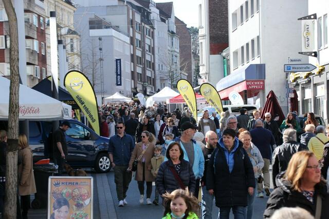 Viele Blumen, ein verkaufsoffener Sonntag und zahlreiche Besucher läuten aktuell den Frühling in Gevelsberg ein. Noch bis 18 Uhr sind heute in der Mittelstraße und in der Fußgängerzone viele Stände, Aktionen und eine Autoshow zu erleben.  | Foto: Patrick Jost