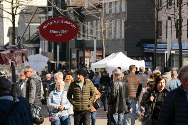 Viele Blumen, ein verkaufsoffener Sonntag und zahlreiche Besucher läuten aktuell den Frühling in Gevelsberg ein. Noch bis 18 Uhr sind heute in der Mittelstraße und in der Fußgängerzone viele Stände, Aktionen und eine Autoshow zu erleben.  | Foto: Patrick Jost