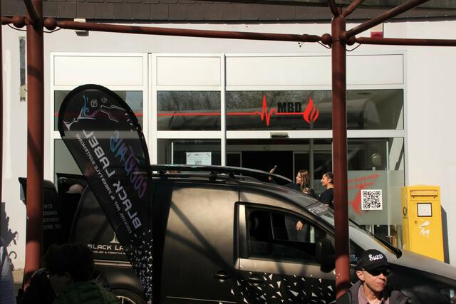 Viele Blumen, ein verkaufsoffener Sonntag und zahlreiche Besucher läuten aktuell den Frühling in Gevelsberg ein. Noch bis 18 Uhr sind heute in der Mittelstraße und in der Fußgängerzone viele Stände, Aktionen und eine Autoshow zu erleben.  | Foto: Patrick Jost