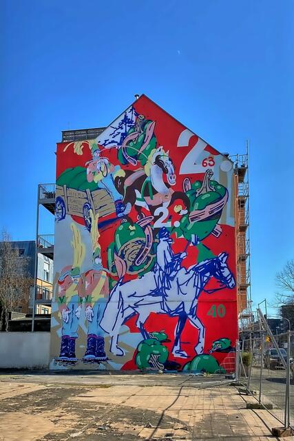 Die bemalte Giebelwand. Der Bauzaun ist schon errichtet. | Foto: © Margot Klütsch