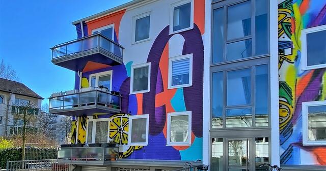 HNRX, Hansaallee 268. Auch die Rückseite ist künstlerisch gestaltet. | Foto: © Margot Klütsch