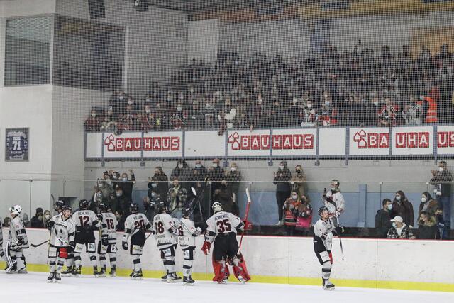Die Spieler bedankten sich im Anschluss bei den vielen mitgereisten Füchse Fans.