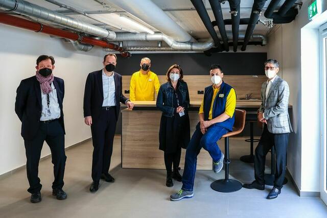 V.l.: Stadtdirektor Burkhard Hintzsche, Oberbürgermeister Dr. Stephan Keller, Kai Peper, Ikea Düsseldorf, Miriam Koch, Leiterin Amt für Migration und Integration, Holger Diekneite, Ikea Düsseldorf, und Zeki Anter, Solidare Real Estate Group. Foto: LHD/Zanin