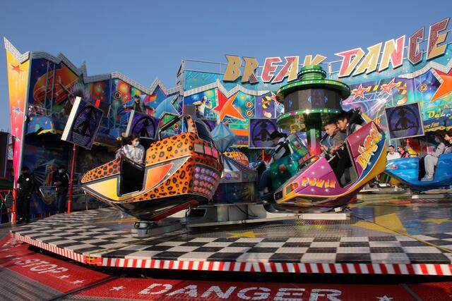 Endlich weht wieder Kirmes heißt es ab heute in Witten-Annen. Bis Montag drehen sich dort die Karussells.
