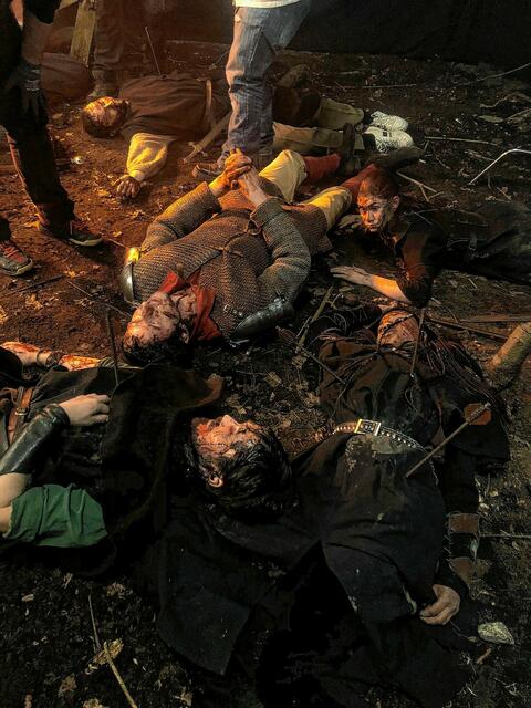 Hauptdarsteller Ben Hüwelmeier im Set (mit der weißen Hose und rotem Hemd). Foto: Victor Boldt