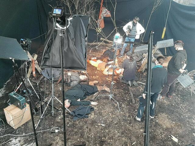 Gedreht wurde für den neuen Kurzfilm von Urs Kessler - hier zu sehen am Set (hinten in der weißen Jacke) - in Gelsenkirchen mit einer kleinen Crew unter Corona-Bedingungen. Foto: Victor Boldt