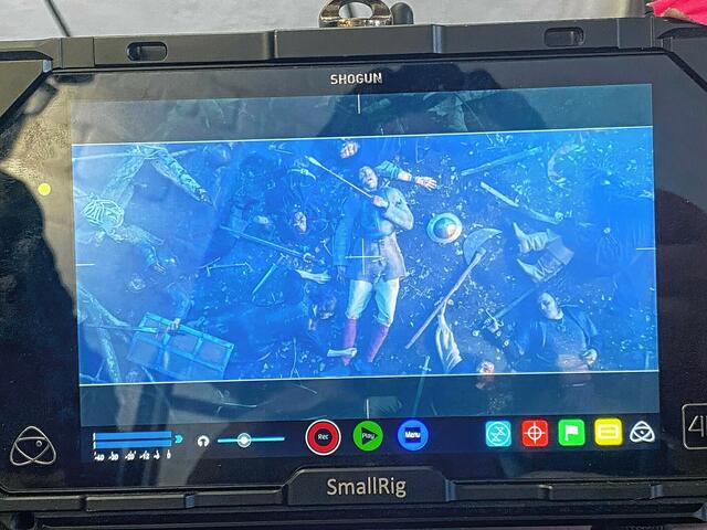 Kamerabildschirm von der ersten Szene, Ben Hüwelmeier in der Mitte als Artheus. Foto: Victor Boldt