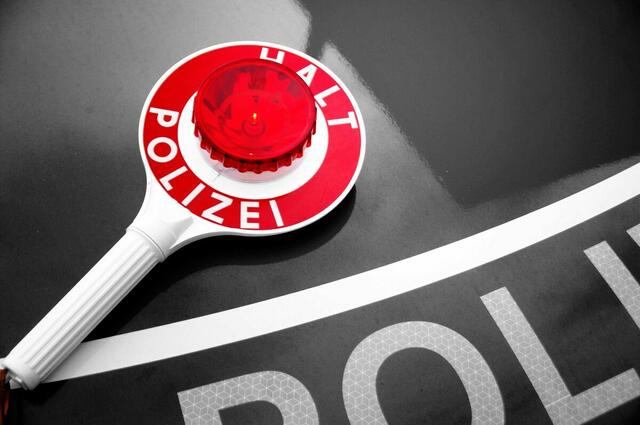 Das Angebot, ihr den Rollator die Treppe hinauf in das Mehrfamilienhaus zu tragen, nahm eine 56-jährige Dinslakenerin dankend an. Dann griff der Mann jedoch nach einer Tasche im Korb des Rollators und flüchtete. | Foto: Symbolfoto