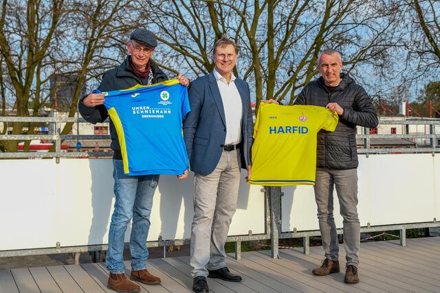 RWO-Präsident Hajo Sommers (l.) und RWE-Vorstandschef Marcus Uhlig (r.) präsentieren die Derby-Trikots.