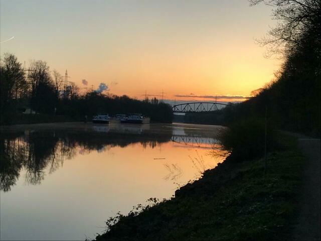 Blaue Stunde am Kanal