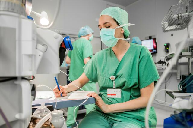 Dr. Christos Erifopoulos gibt bei einem Online-Vortrag einen Einblick in die moderne Arbeit der Anästhesisten bei einer Operation.