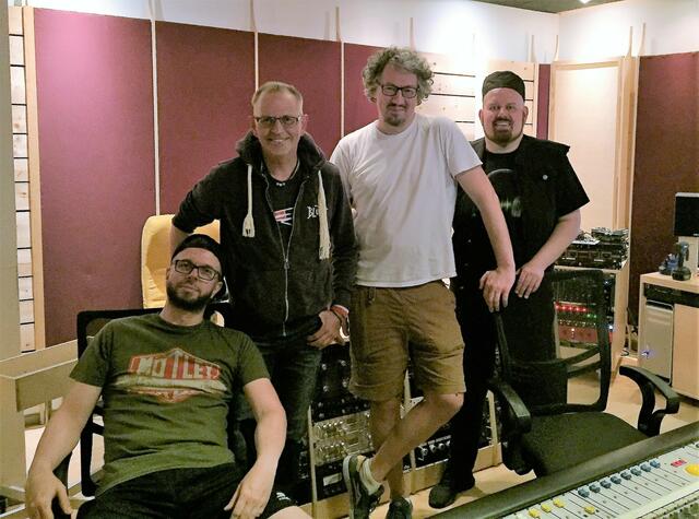 Bei der Aufnahme der Rock-Version des Songs "Wir sind die Stadt an der Ruhr" im Studio (v.l.): Hank Roger, Hans-Uwe Koch, Joost Schnitzler und  Klaus Vanscheidt. | Foto: Foto: privat
