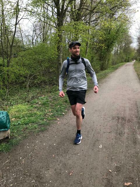 Locker mit kurzer Hose untertwegs