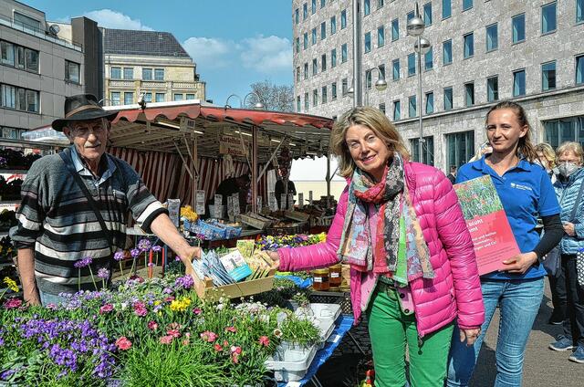 Jeder kann einen persönlichen Beitrag für eine lebenswerte und blühende Stadt leisten - dafür werden Tütchen mit Saatgut auf den Wochenmärkten verteilt: Markthändler Heinrich Stork (v.l.n.r.) , „Blüht und summt“-Projektleiterin Rita Brandenburg Rita Brandenburg und Markt-Leiterin Beata Sekula (Bochum Marketing) beim Auftakt der Kampagne. | Foto: Bochum Marketing