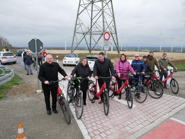 Zur Probefahrt auf E-Bikes der Radstation haben Landrat Mario Löhr (3.v.l.), Baudezernent Ludwig Holzbeck (5.v.l.), Fachbereichsleiter Florian Farwick (r.) und Sachgebietsleiter Straßenbau Jürgen Busch (3.v.r.) den Bürgermeister aus Unna Dirk Wigant (l.) und Bürgermeisterin aus Fröndenberg Sabina Müller (4.v.l.) eingeladen. Foto: Max Rolke – Kreis Unna